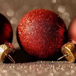 Red Christmas decorations to enjoy holidays while an answering service is taking your calls