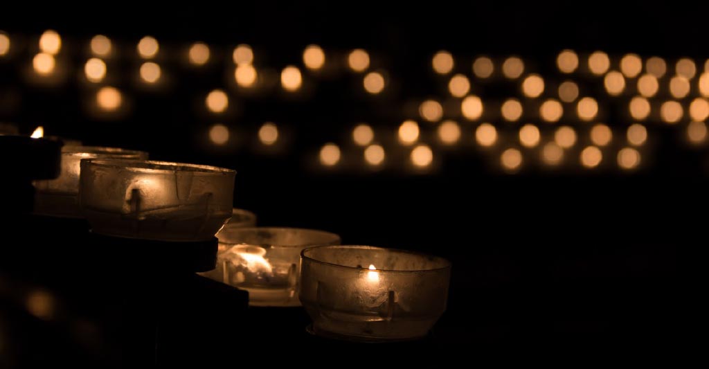 Candles used during a virtual funeral organized thanks to funeral home answering service