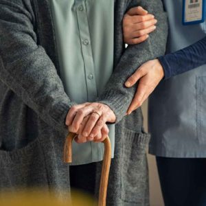 A home healthcare nurse working with the help of an elite-quality answering service