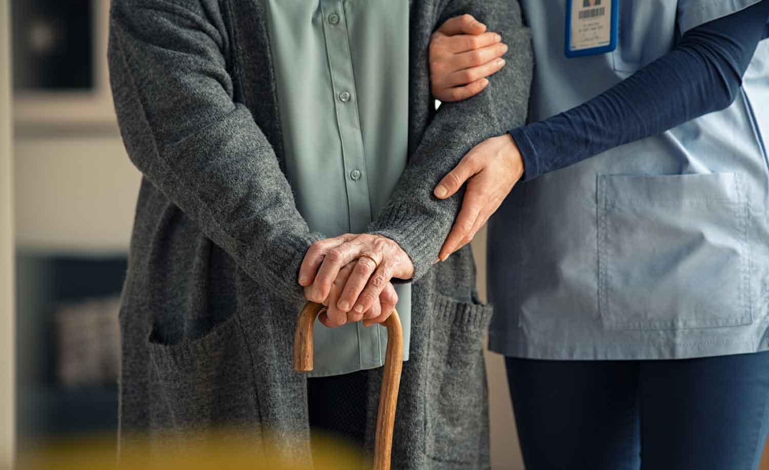 A home healthcare nurse working with the help of an elite-quality answering service
